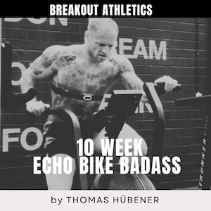 以下が含まれることがあります： エコーバイクでトレーニングをしている男性の白黒写真。画像には「10 WEEK ECHO BIKE BADASS」というテキストが表示されています。画像の下部には「by THOMAS HÜBENER」というテキストが表示されています。