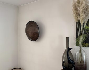 Handpan Wandhalter – Stilvoll & Sicher | 3D-gedruckt mit Gummipuffern