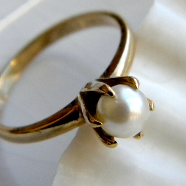 Simple 10k yellow gold and cultured pearl ring - vintage jewelry