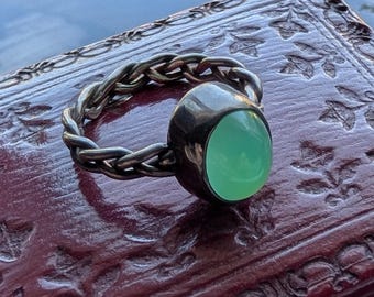 Vintage sterling braid ring with chrysoprase cabochon