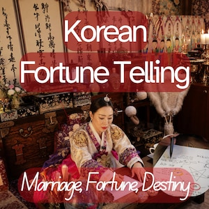 Può includere: Una donna in abito tradizionale coreano pratica la divinazione. L'immagine presenta il testo "Korean Fortune Telling" e "Marriage, Fortune, Destiny". La scena comprende mobili antichi, pergamene e candele, creando un'atmosfera mistica.