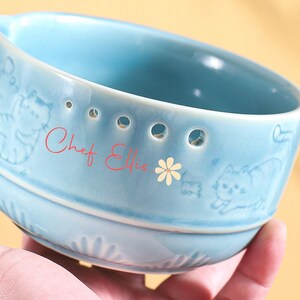 以下が含まれることがあります： クリーム色、ライトグレー、ダークグレーの3色の、つや消し仕上げの陶器製マグカップのセット。各マグカップはシンプルでミニマルなデザインで、丸みを帯びたハンドルが付いています。コーヒーまたは紅茶用です。