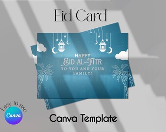 Könnte beinhalten: Eine blaue und weiße Glückwunschkarte zum Eid al-Fitr mit dem Text "Frohes Eid al-Fitr für dich und deine Familie!" Die Karte zeigt einen Halbmond, Sterne und Laternen.