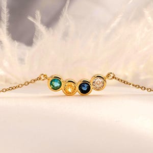 Collier famille avec pierre de naissance sertie clos vermeil or, cadeaux personnalisés pour femme, cadeau fête des mères, bijoux personnalisés avec pierre de naissance pour femme