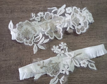 White Lace Wedding Garter Set: Elegant Silver Floral Bridal Gift