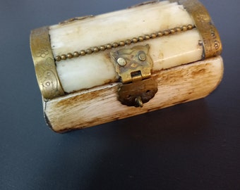 Vintage Alternative Wedding Ring Box