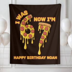 Op de afbeelding: Een bruine verjaardagsbanner met de tekst "I WAS 67 NOW I'M 67 HAPPY BIRTHDAY NOAH". De cijfers 6 en 7 zijn ontworpen als pizzapunten met pepperoni en druipende kaas.