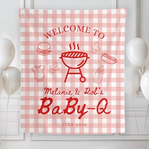 Può includere: Un fondale a scacchi rosa e bianco con testo e illustrazioni rosse per un baby shower. Il testo recita "WELCOME TO Melanie & Rob's BaBy-Q JULY 2026" con illustrazioni di un hamburger, una griglia, ciucci, un hot dog, un biberon e un body.