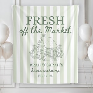 Puede incluir: Una pancarta de tela a rayas verdes y blancas con el texto "FRESH off the Market" y un dibujo de una casa. También incluye el texto "BRAD & SARAH'S house warming JULY 2026".