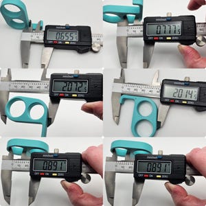 以下が含まれることがあります： 6つの画像は、ターコイズ色の3Dプリントドアオープナーツールを示しています。 各ツールはデジタルノギスで測定され、インチ単位で測定値が表示されます。 ツールはループとフックのデザインです。