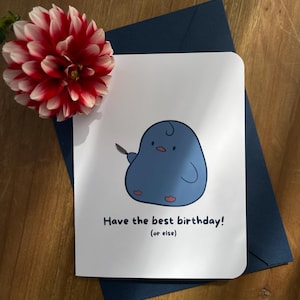 Divertente biglietto di auguri minaccioso - Biglietto kawaii carino - Piccolo meme coltello - Biglietto di auguri sarcastico - Regalo di compleanno unico