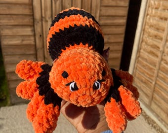 Aranha de pelúcia de crochê para Halloween: decoração amigurumi preta e laranja