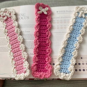 Crochet Coquette Bow Bookmark – Handmade Soft Girl Page Marker, Messy Coquette Aesthetic Gift for Book Lovers - Y2K / Cottagecore Inspired