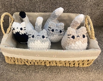 Pluszowy kotek wykonany na szydełku: ręcznie robiony kotek amigurumi – miękki pluszowy zwierzak