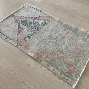 Vintage rug, Turkish small rug, Faded Pink rug, Handmade wool rug, Bohemian rug, Doormat rug, Oushak rug, Antique rug, Bath rug, 1.7x2.8ft
