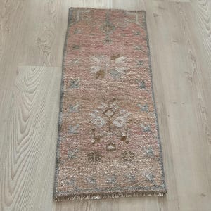 1.1x2.6ft, Small Vintage rug, Turkish rug, Muted rug, Wool rug, Bohemian rug, Faded Pink rug, Boho rug, Doormat rug, Oushak rug, Bath rug