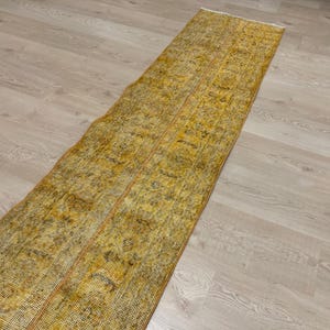 Alfombra Oushak turca estrecha de patchwork amarilla de 1,6 x 8,5 pies, alfombra vintage de lana tejida a mano para pasillo.