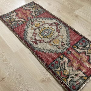 Red rug, Vintage small rug, Turkish rug, Faded rug, Handmade Wool rug, Pale rug, Boho decor rug, Doormat, Oushak rug, Kitchen rug, 1.5x3.2ft