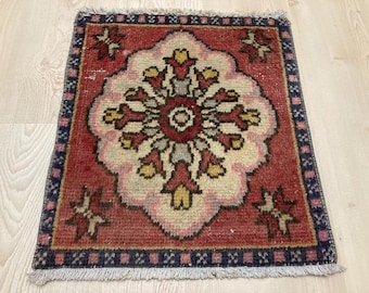 Red Square rug, Turkish rug, Wall decor rug, Vintage mini rug, Small rug, Boho rug, Doormat rug, Oushak Wool rug, Kitchen rug, 1.5x1.6 ft