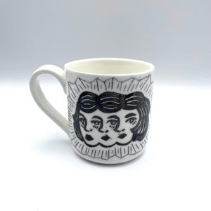 Konstiga flickor mugg vit stengods