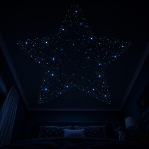 Op de afbeelding: Een donkerblauw slaapkamerplafond toont een grote stervormige lichtweergave. De ster is samengesteld uit talrijke kleine, witte en blauwe lampjes, die een sterrennachteffect cre&euml;ren. De kamer omvat een bed met kussens met patronen en een bedlamp.