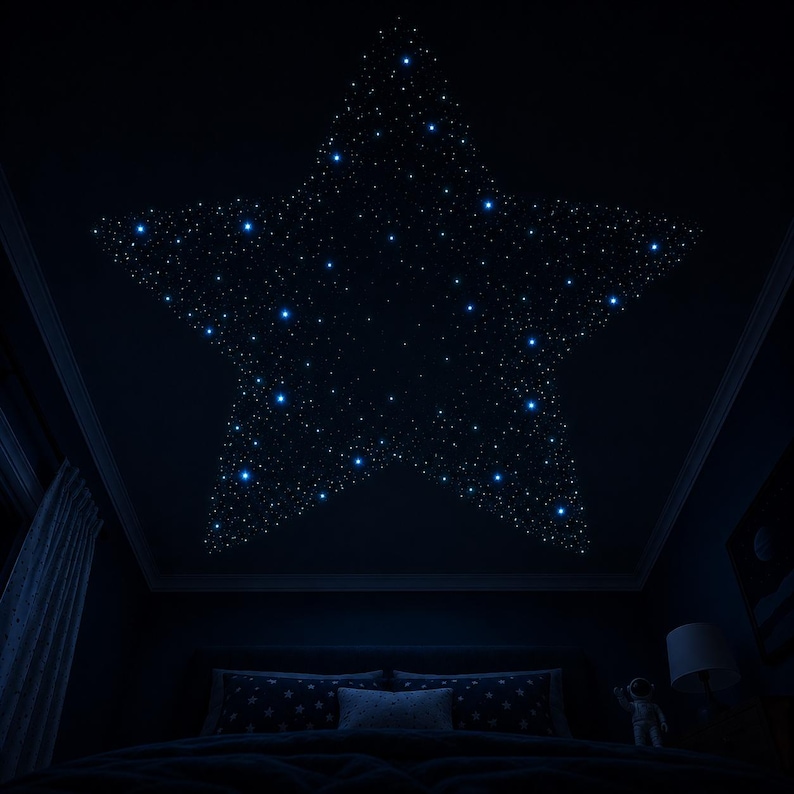 Op de afbeelding: Een donkerblauw slaapkamerplafond toont een grote stervormige lichtweergave. De ster is samengesteld uit talrijke kleine, witte en blauwe lampjes, die een sterrennachteffect cre&euml;ren. De kamer omvat een bed met kussens met patronen en een bedlamp.