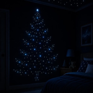 Op de afbeelding: Een donkere slaapkamer met een kerstboomontwerp gemaakt van gloeiende blauwe lichten op de muur. Het plafond heeft ook een sterrenhemelontwerp. Een bed met blauwe beddengoed en een nachtkastje met een lamp zijn zichtbaar.