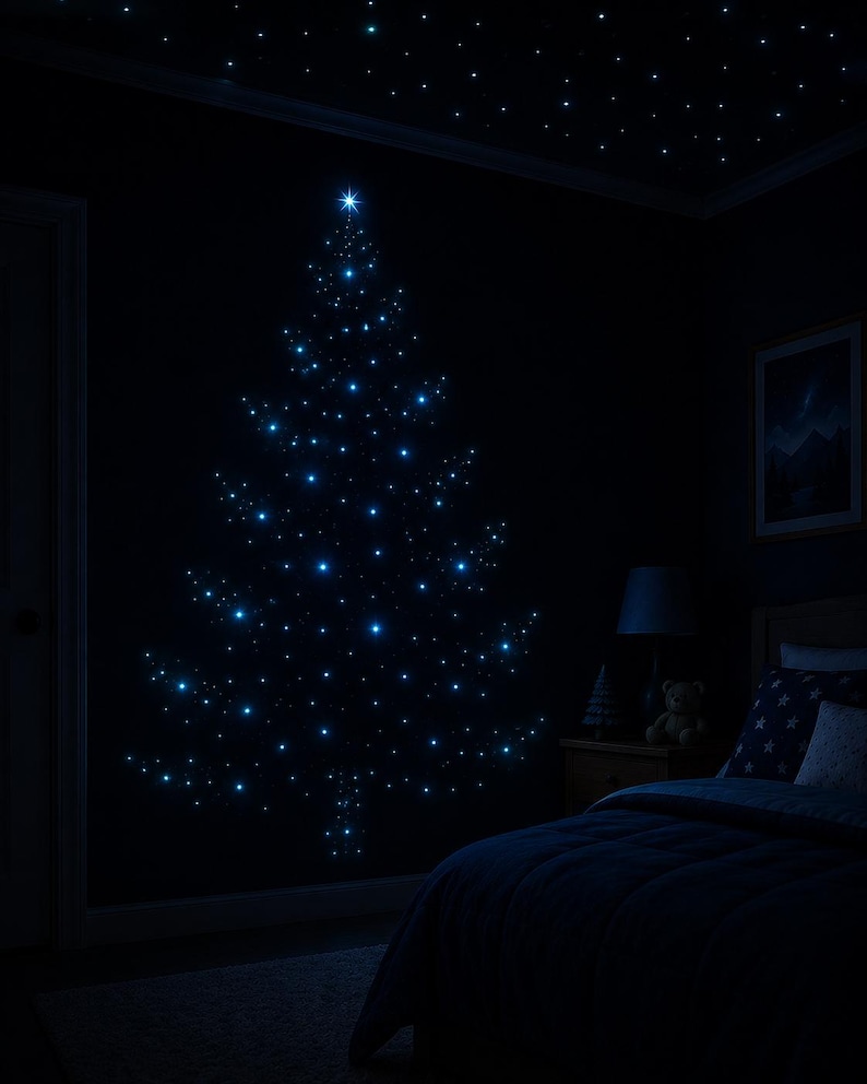 Op de afbeelding: Een donkere slaapkamer met een kerstboomontwerp gemaakt van gloeiende blauwe lichten op de muur. Het plafond heeft ook een sterrenhemelontwerp. Een bed met blauwe beddengoed en een nachtkastje met een lamp zijn zichtbaar.