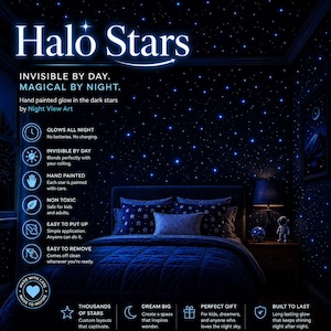 Op de afbeelding: Een slaapkamer met een donkerblauw plafond en muren, versierd met gloeiende sterrenstickers. De tekst "Halo Stars" staat bovenaan. De afbeelding bevat ook een bed met kussens met sterrenpatroon en de tekst "INVISIBLE BY DAY. MAGICAL BY NIGHT."