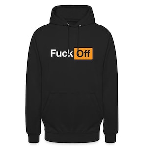 Puede incluir: Sudadera con capucha negra con el texto "Fuck Off" en letras blancas y un recuadro naranja. La sudadera tiene una capucha con cordón y un bolsillo delantero.