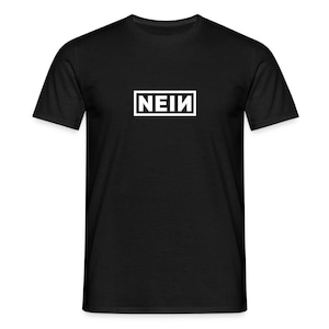 Könnte beinhalten: Schwarzes T-Shirt mit dem Wort "NEIN" in Weiß, innerhalb eines weißen rechteckigen Rahmens. Der Text ist mittig auf der Brust platziert. Das T-Shirt hat kurze Ärmel und einen Rundhalsausschnitt.