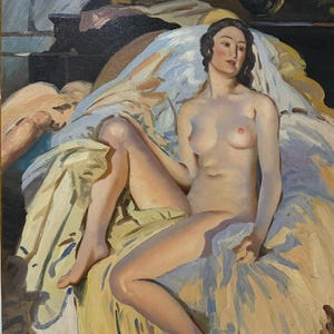 Op de afbeelding: Een olieverfschilderij met een liggende figuur met donker haar, zittend tegen een achtergrond van gedrapeerde, lichtgele en lichtblauwe stof. De figuur is centraal geplaatst, met één been gebogen, en de handtekening E. Parker is rechtsonder zichtbaar.