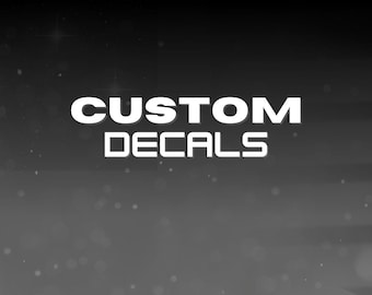 Puede incluir: Texto blanco sobre fondo negro que dice "CUSTOM DECALS". El fondo tiene un sutil efecto de brillo.