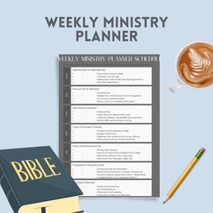 Könnte beinhalten: Ein wöchentlicher Planer für den Dienst mit grauem Hintergrund und weißem Text. Der Planer ist in Wochentage unterteilt, wobei jeder Tag eine Liste von Aktivitäten enthält. Die Wochentage sind in einer Spalte auf der linken Seite des Planers aufgeführt. Die Aktivitäten sind in einer Spalte auf der rechten Seite des Planers aufgeführt. Der Planer umfasst Aktivitäten wie Verwaltung und Führungstag, Seelsorge und Besuche, Vorbereitung des Bibelstudiums, ein Tag des Gottesdienstes und der Ausbildung, Gebet und Fürbitte, Vorbereitung und Öffentlichkeitsarbeit sowie Gemeinschaft.