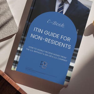Könnte beinhalten: Ein E-Book mit dem Titel "ITIN Guide for Non-Residents" mit blauem Cover. Das Cover zeigt ein Foto einer Person in Anzug und Krawatte. Der Text auf dem Cover erklärt, wie man legal Geld aus den USA ohne SSN oder US-Unternehmen erhält.