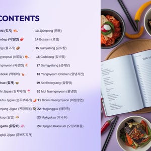 Puede incluir: Un libro de cocina morado y blanco con una tabla de contenido y una lista de platos coreanos con sus nombres coreanos y traducciones al ingl&eacute;s. El libro est&aacute; abierto en la p&aacute;gina de la tabla de contenido. Hay varios cuencos de comida coreana en la mesa, incluyendo bibimbap, japchae y kimchi.