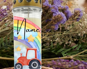 Peut inclure: Une bougie cylindrique avec un couvercle doré. La bougie présente un motif aquarelle d'un tracteur rouge, d'un arc-en-ciel, de nuages et d'étoiles. Le mot "Name" est écrit en cursive. La bougie est entourée de fleurs violettes.