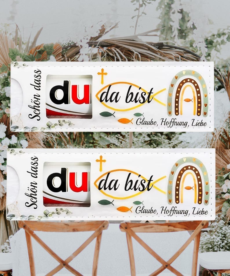 Peut inclure: Deux cartes rectangulaires blanches avec le texte "Sch&ouml;n dass" et "du da bist" en noir et rouge. Les cartes pr&eacute;sentent &eacute;galement un arc-en-ciel, des poissons et les mots "Glaube, Hoffnung, Liebe".