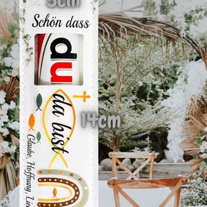 Peut inclure: Panneau rectangulaire blanc de 5 cm de large et 14 cm de haut, avec texte allemand et motif arc-en-ciel. Le panneau comporte les mots "Sch&ouml;n dass du da bist" et un symbole de poisson. Le panneau est d&eacute;cor&eacute; d'une croix et d'un arc-en-ciel.