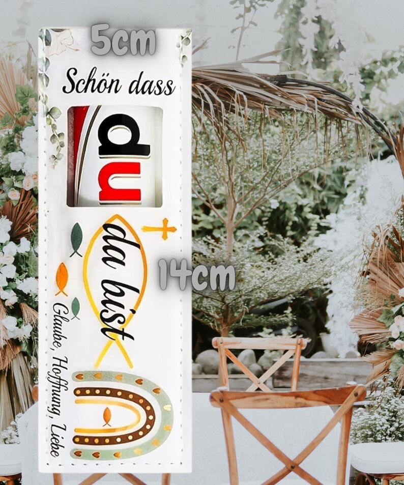 Peut inclure: Panneau rectangulaire blanc de 5 cm de large et 14 cm de haut, avec texte allemand et motif arc-en-ciel. Le panneau comporte les mots "Sch&ouml;n dass du da bist" et un symbole de poisson. Le panneau est d&eacute;cor&eacute; d'une croix et d'un arc-en-ciel.