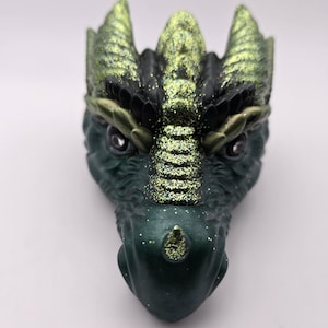 Grüne Harz-Drachenkopf-Skulptur: Handgemachtes Fantasy-Dekor