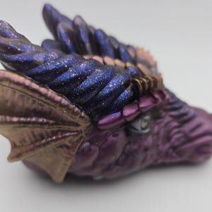 Sculptuur paars hars drakenkop: verzamelobject fantasiedecor