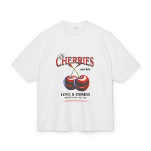 Maglietta Cherries Box - Maglietta grafica Love & Dismiss per stile casual, streetwear, regalo, outfit estivo, dichiarazione di moda divertente