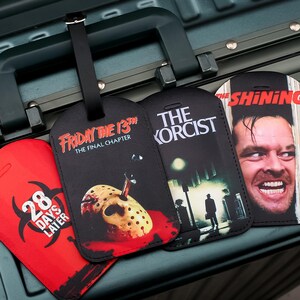 Gepersonaliseerde horrorfilm bagagelabels, aangepast leren bagagelabel voor mannen vrouwen, grappig rugzaklabel, reiscadeau, filmcadeau, jubileumcadeau