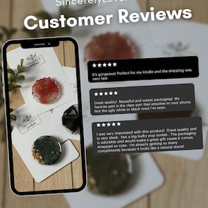 Puede incluir: Imagen de un smartphone mostrando rese&ntilde;as de clientes para productos SincerelyLoveAsher. Las rese&ntilde;as destacan la calidad y el dise&ntilde;o de los art&iacute;culos. La imagen presenta varios pop sockets con dise&ntilde;os &uacute;nicos.