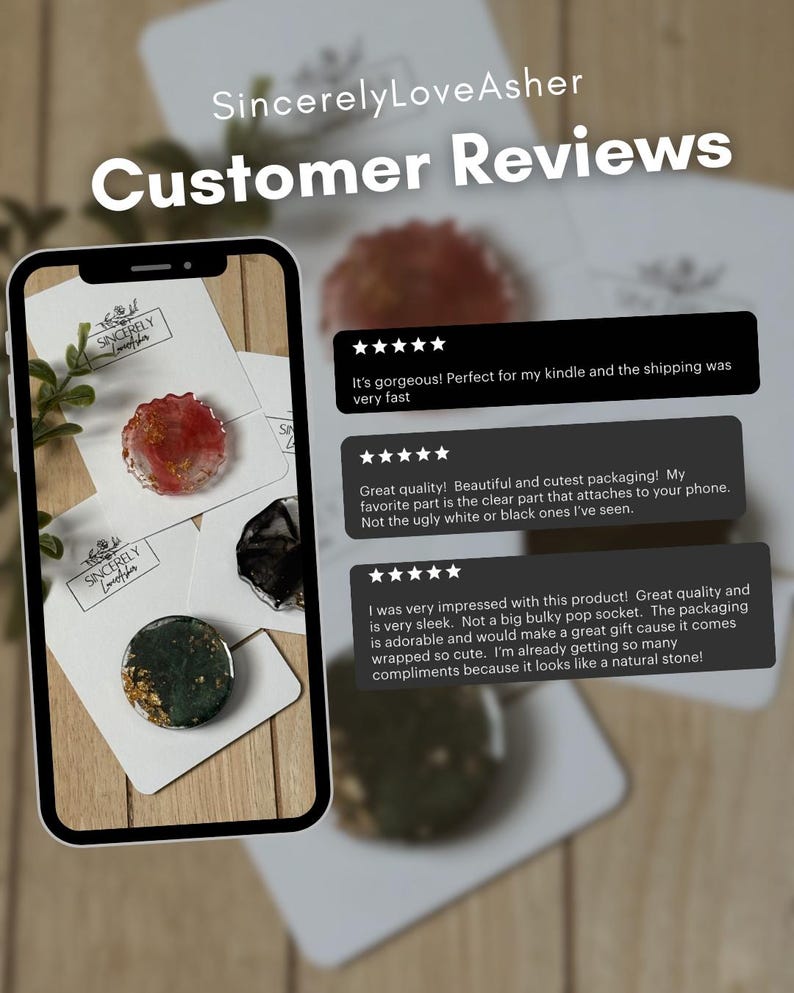 Puede incluir: Imagen de un smartphone mostrando rese&ntilde;as de clientes para productos SincerelyLoveAsher. Las rese&ntilde;as destacan la calidad y el dise&ntilde;o de los art&iacute;culos. La imagen presenta varios pop sockets con dise&ntilde;os &uacute;nicos.