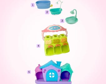Könnte beinhalten: Eine Sammlung farbenfroher Spielzeugaccessoires aus Kunststoff, darunter eine blaue Badewanne, eine türkisfarbene Dusche, eine grüne Dusche, ein Futterspender und ein lila Haus mit einer blauen Tür. Die Spielzeuge sind für fantasievolles Spielen konzipiert.