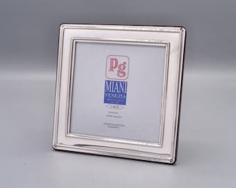 Può includere: Cornice per foto in argento con bordo smussato e cornice rialzata. La cornice ha un'etichetta che recita "Pg Miani Venezia Artigiani dal 1957."