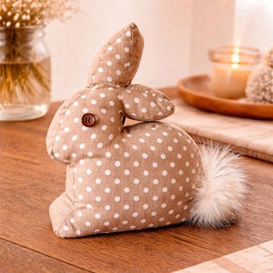 Lapin décoratif tissu pois beige, fabric rabbit polka dot – déco campagne chic lin mélangé – nursery decor bunny – objet déco chambre enfant