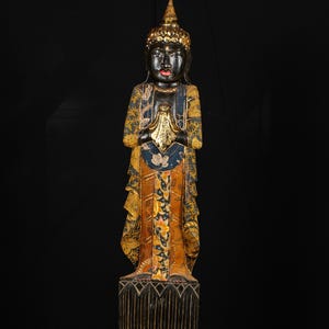 Javanesisk Buddha 1800-tal – Trästående Buddhastaty med batik – Indonesiska antikviteter – Handskuret trä och textil – 113 cm